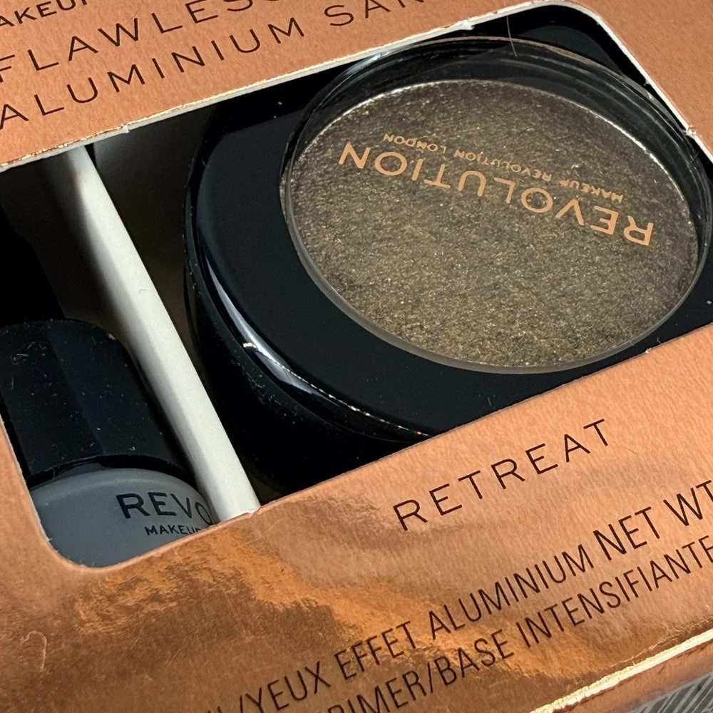 Makeup Revolution Flawless Foils Eyeshadow Kit RETREAT Gold Metallic + Primer Ne